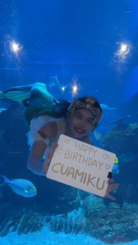 Selain kue, Agi juga memberikan pesan manis kepada suaminya melalui kertas yang bertuliskan 'happy birthday cuamiku'.