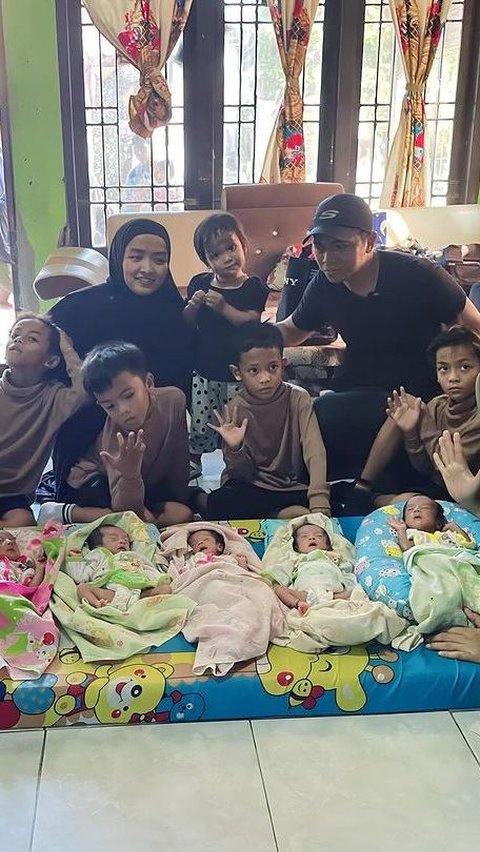 Potret Seru Bocah Kembar 5 AIUEO Tengok Bayi Kembar A5 di Indramayu