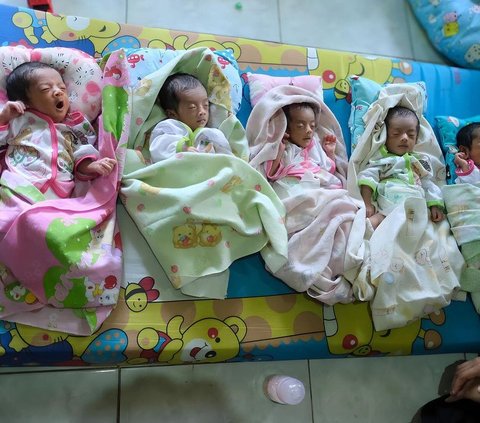 Exciting Portrait of the AIUEO Quintuplets Watching the A5 Twins in Indramayu