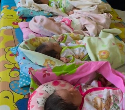 Exciting Portrait of the AIUEO Quintuplets Watching the A5 Twins in Indramayu