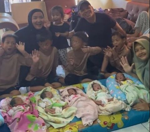 Exciting Portrait of the AIUEO Quintuplets Watching the A5 Twins in Indramayu