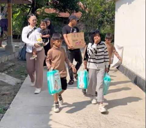 Exciting Portrait of the AIUEO Quintuplets Watching the A5 Twins in Indramayu