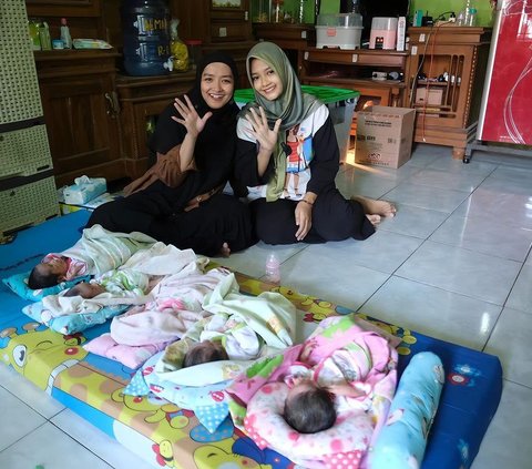 Exciting Portrait of the AIUEO Quintuplets Watching the A5 Twins in Indramayu