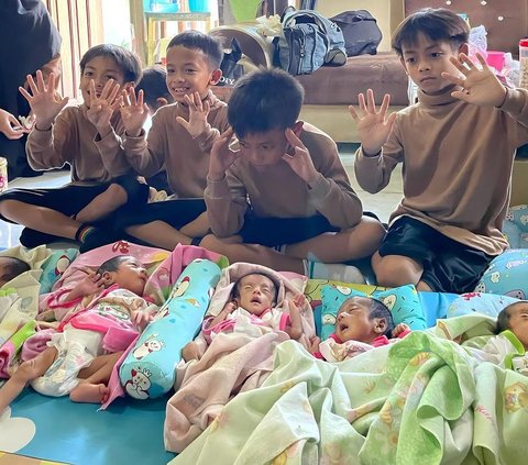 Exciting Portrait of the AIUEO Quintuplets Watching the A5 Twins in Indramayu