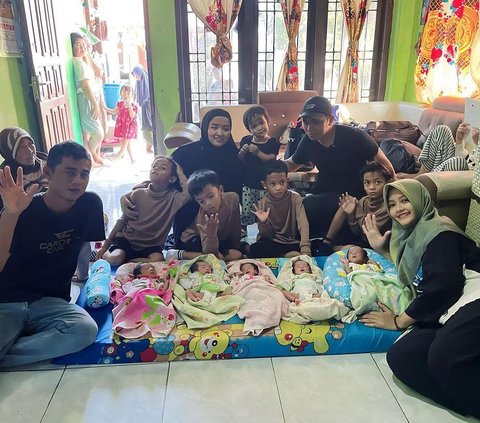 Exciting Portrait of the AIUEO Quintuplets Watching the A5 Twins in Indramayu