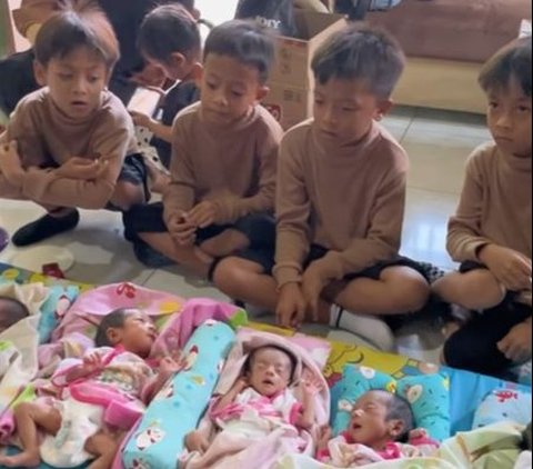 Exciting Portrait of the AIUEO Quintuplets Watching the A5 Twins in Indramayu