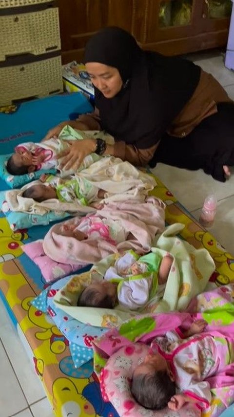 Exciting Portrait of the AIUEO Quintuplets Watching the A5 Twins in Indramayu