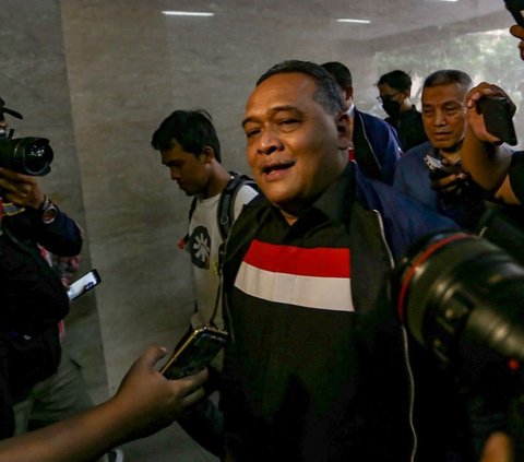 Berdasarkan pantauan merdeka.com, Benny tiba di Lobby Awaloedin Djamin sekitar pukul 14.15 WIB dengan mengenakan jaket dan kaos polo. Foto: merdeka.com / Arie Basuki<br>