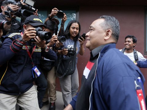 FOTO: Ekspresi Kepala BP2MI Siap Beberkan Inisial T Bandar Judi Online ke Penyidik Saat Tiba di Bareskrim