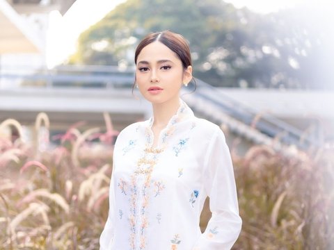 Portrait of Syifa Hadju's Elegant Style Dressed in Kebaya, Captivating