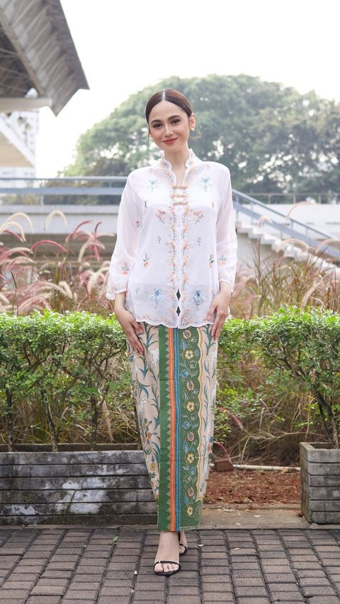 Portrait of Syifa Hadju's Elegant Style Dressed in Kebaya, Captivating