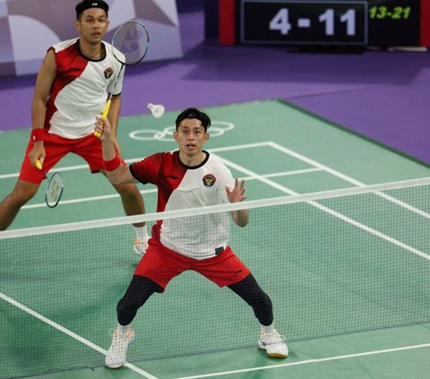 Pasangan ganda putra bulu tangkis Indonesia, Fajar Alfian dan Muhammad Rian Ardianto, berhasil melangkah ke perempatfinal Olimpiade Paris 2024 setelah meraih kemenangan meyakinkan atas pasangan Prancis, Lucas Corvee dan Ronan Labar. <br>