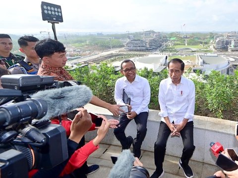 FOTO: Hari Kedua Ngantor di IKN, Jokowi Ajak Wartawan Keliling Kawasan Istana Kepresidenan