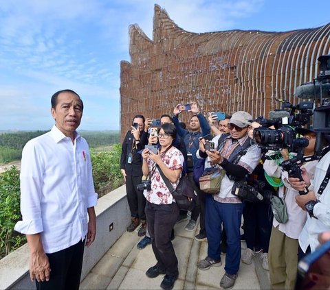 FOTO: Hari Kedua Ngantor di IKN, Jokowi Ajak Wartawan Keliling Kawasan Istana Kepresidenan