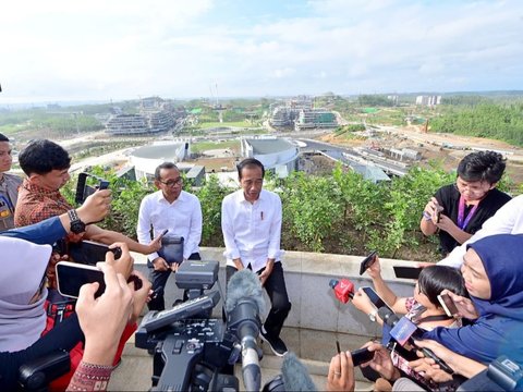 FOTO: Hari Kedua Ngantor di IKN, Jokowi Ajak Wartawan Keliling Kawasan Istana Kepresidenan