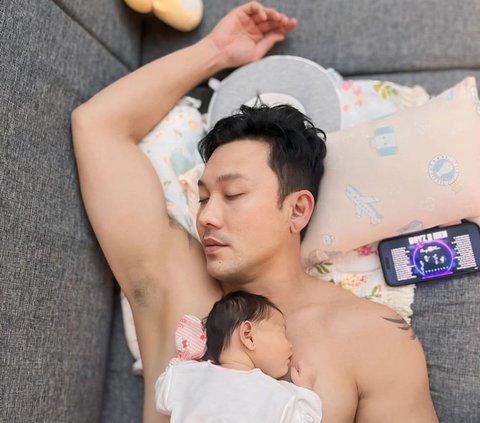 Making Focus Fail: Denny Sumargo's Way of Taking Care of His Child While Lying Down