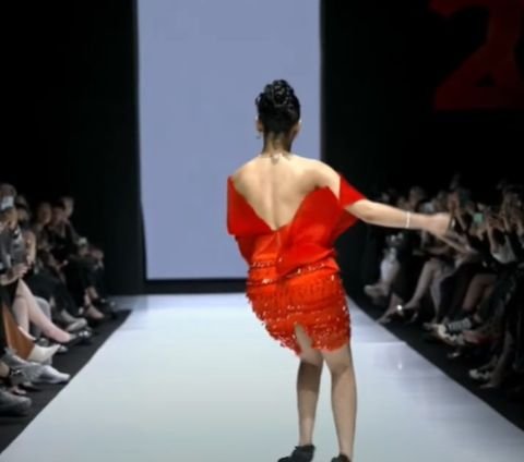 10 Photos of Naura Ayu's Fall During the Catwalk, Her Improvisation Praised as Super Cool