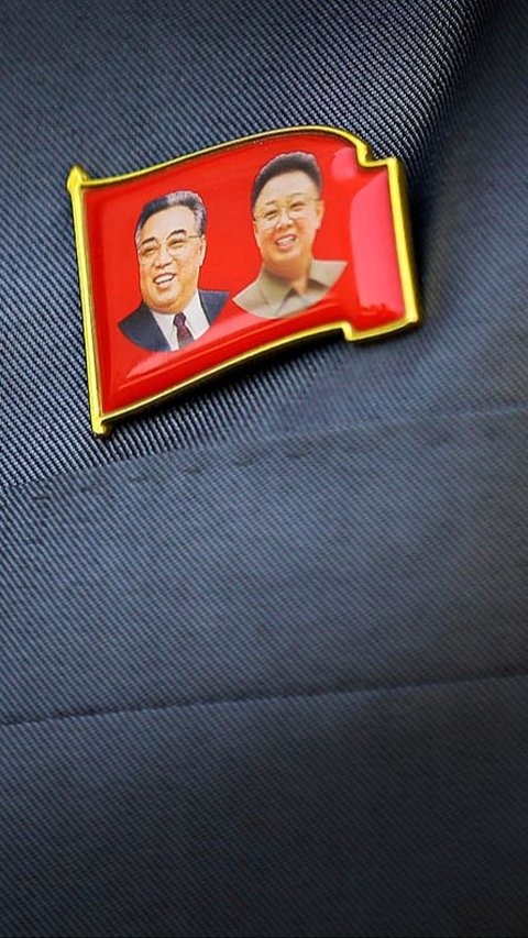 North Koreans Start Wearing Kim Jong Un Pins | trstdly: trusted news in ...