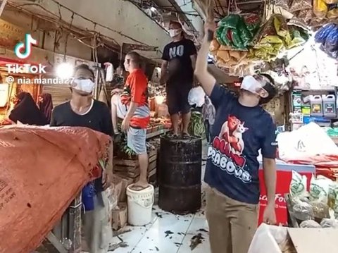 Viral Aksi Pedagang di Pasar Bogor Bersihkan Gedung dengan Uang Hasil Patungan, Tuai Pujian