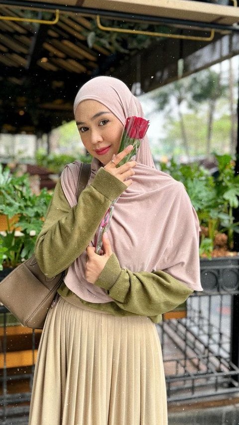 Potret Ria Ricis Ultah Ke 29, Dapat Hadiah Bunga Mawar Merah Inisial 'R' dan Buket Berisi Uang<br>