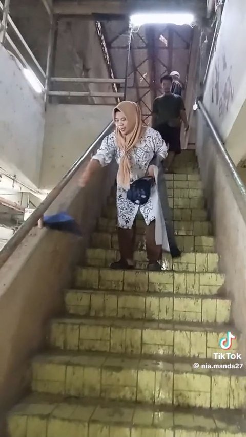 Viral Aksi Pedagang di Pasar Bogor Bersihkan Gedung dengan Uang Hasil Patungan, Tuai Pujian