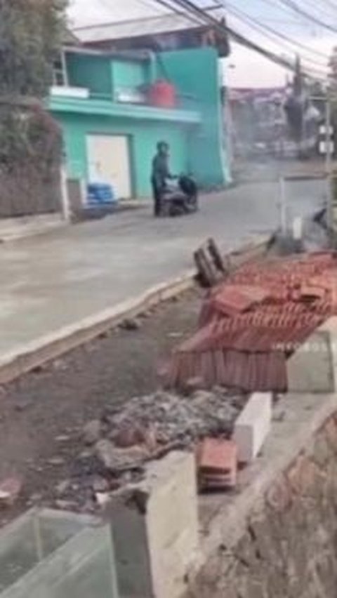 Pemotor yang nekat terobos jalan baru yang baru dicor di Bandung Barat menjadi viral, akhirnya merasa bingung karena tidak mendapatkan bantuan