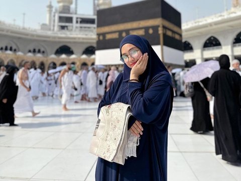 Latest Photoshoot of Ria Ricis After Returning from Hajj, Showing Sad Expression