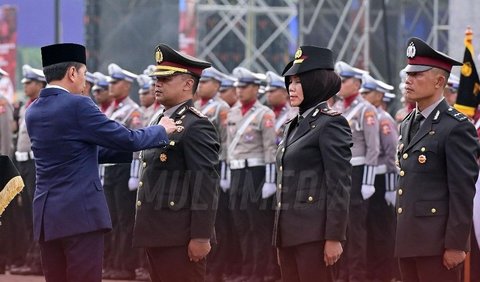 Ketiga anggota Polri yang mendapatkan penghargaan Tanda Kehormatan Bintang Bhayangkara Nararya dari Presiden Jokowi meliputi:<br>
