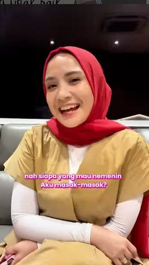 Appearing with a simple hijab, Nagita's appearance actually looks even more radiant.