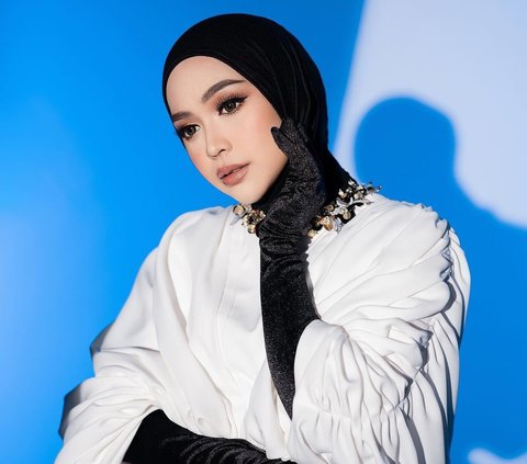 Latest Photoshoot of Ria Ricis After Returning from Hajj, Showing Sad Expression