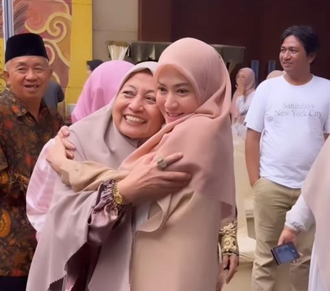 Momen Lyra Virna Bertemu Ibu Guru Setelah 25 Tak Pernah Jumpa, Terharu dan Tahan Tangis