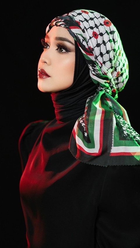 Hijabnya dilapisi surban dengan tema Palestina.<br>