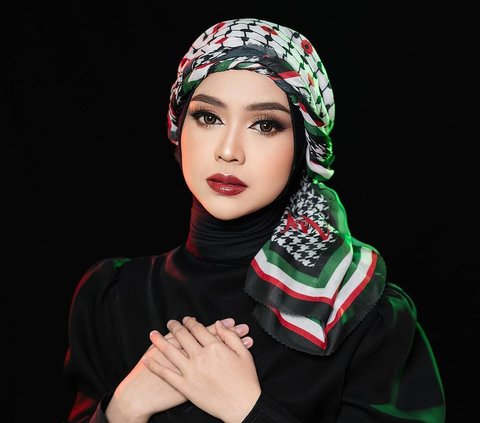 Latest Photoshoot of Ria Ricis After Returning from Hajj, Showing Sad Expression