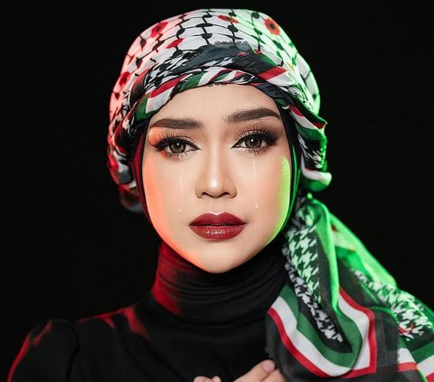 Latest Photoshoot of Ria Ricis After Returning from Hajj, Showing Sad Expression