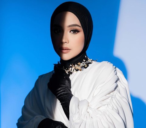 Latest Photoshoot of Ria Ricis After Returning from Hajj, Showing Sad Expression