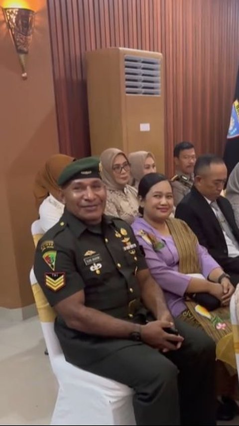Ayah Bintara Pasukan Elite TNI AD Hadiri Wisuda Akpol Sang Anak<br>