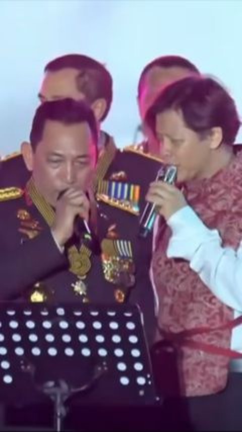 Sang vokalis Armand Maulana terlihat berduet dengan Kapolri. <br>