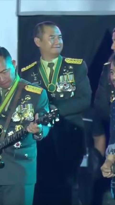 Sementara itu, Panglima TNI asyik memainkan gitar bersama Dewa Budjana.