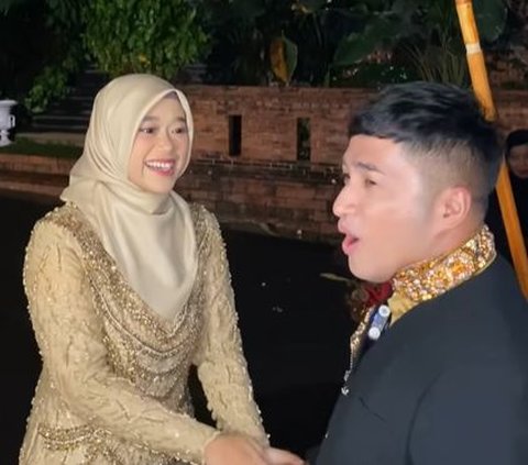 Very Festive, 17th Wedding Anniversary Celebration of Irfan Hakim and Wife Like Newlyweds