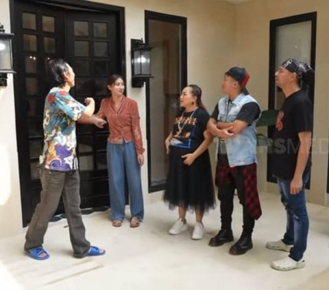 Sejuk dan Nyaman, Irfan Hakim dan Raffi Ahmad Melongo Melihat Halaman Rumah Bimbim Slank 'Saya Suka yang Antik'