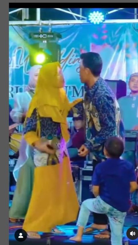 Viral Istri Ngamuk Lihat Suaminya Naik ke Panggung Mau Nyanyi Sama Biduan, Dipukul lalu Didorong Suruh Turun<br>