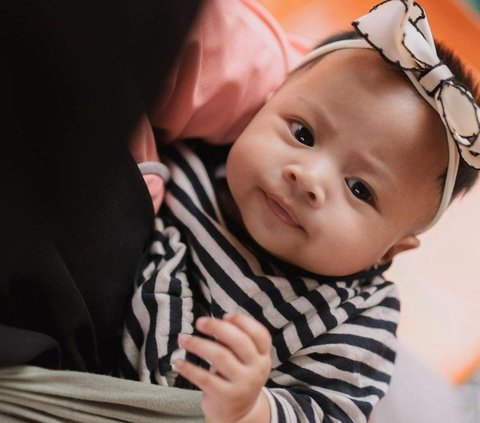 Potret Terbaru Baby Lily Pakai Bando Pita Cantik Banget, Ramai Disebut Semakin Mirip Rayyanza 'Cipung'
