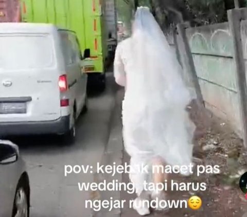 The Bride is Already Full Makeup and Wearing a Gown, Forced to Walk Through Traffic on Wedding Day