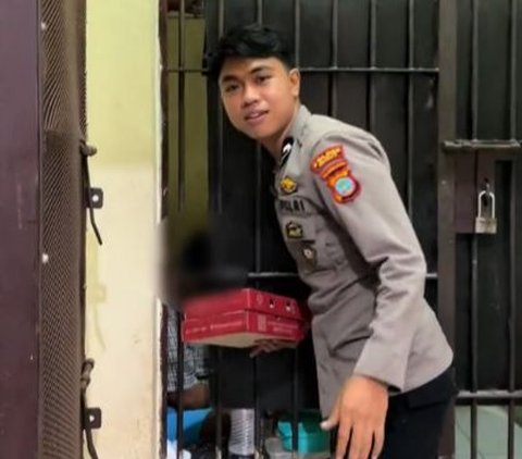 Polisi Ini Dapati Tahanan yang Sedang Berdoa, Bikin Haru Warganet