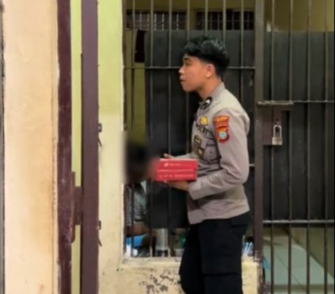 Polisi Ini Dapati Tahanan yang Sedang Berdoa, Bikin Haru Warganet