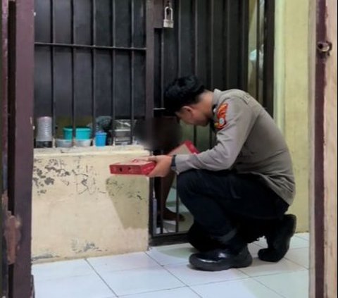 Polisi Ini Dapati Tahanan yang Sedang Berdoa, Bikin Haru Warganet
