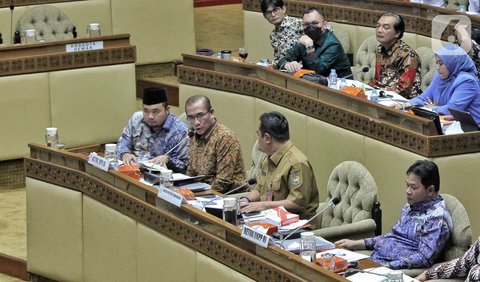 Menurut Yanuar, penggantian Hasyim di kursi pimpinan KPU akan berdasar nomor urut pada seleksi beberapa waktu lalu.