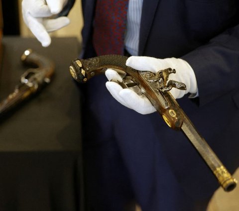 FOTO: Dilelang! Pistol Langka Napoleon Bonaparte yang Dulunya Ingin Dipakai Bunuh Diri Diperkirakan Terjual Rp26,4 M