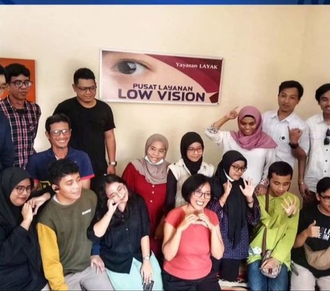 Getting to Know the Low Vision NewGen Community, Supporting Visually Impaired Friends