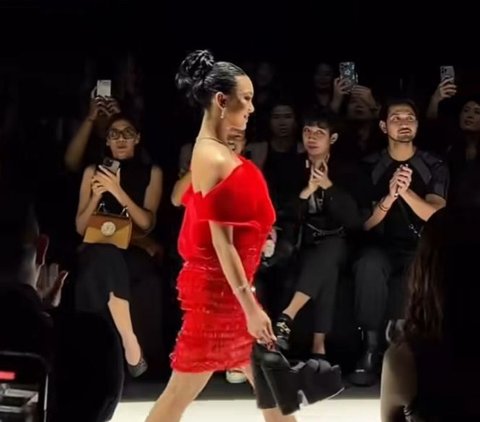 10 Photos of Naura Ayu's Fall During the Catwalk, Her Improvisation Praised as Super Cool